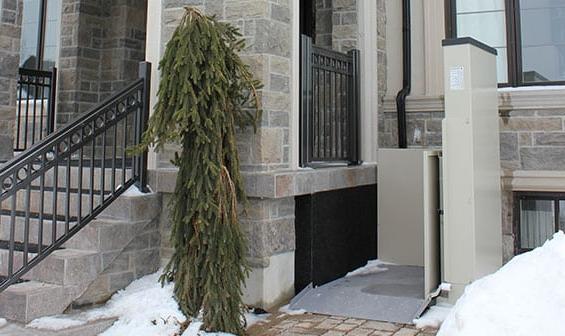 Outdoor 垂直轮椅 Lift attached to stone patio